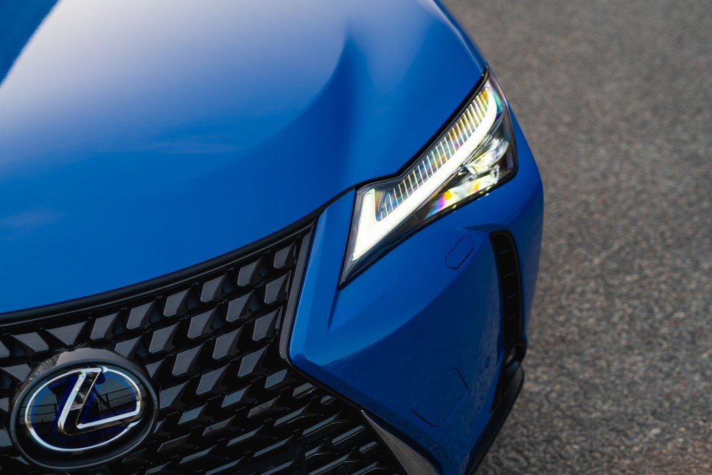 lexus_ux_44.jpg