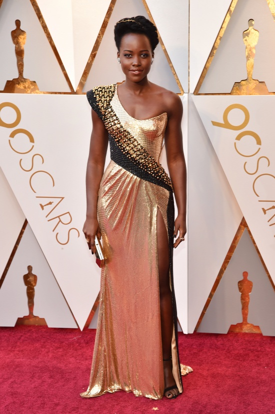 lupita_nyong_o_egy_arany_versace.jpg