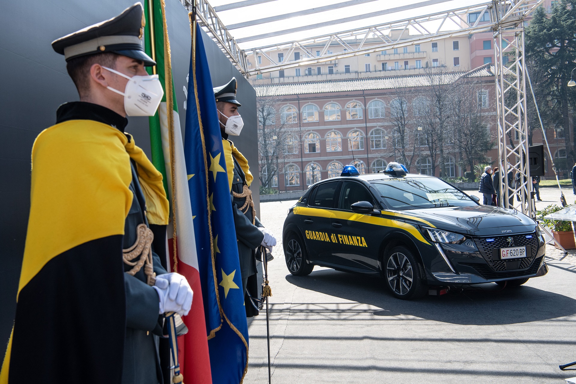 nuova_peugeot_e-208_al_servizio_della_guardia_di_finanza_16.jpg