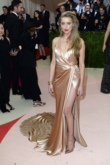 amber_heard_in_a_ralph_lauren_collection_gown_and_jimmy_choo_pumps.jpg