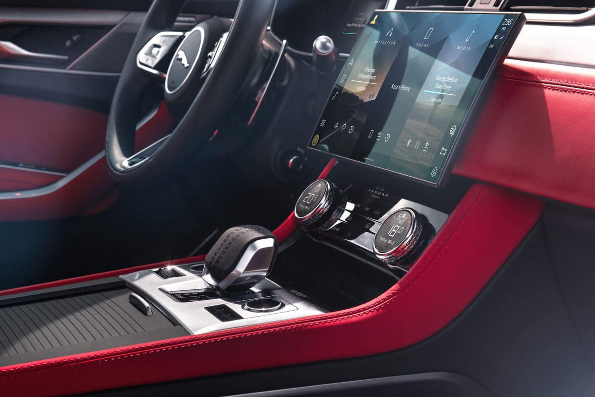 jag_f-pace_21my_06_location_interior_06_detail_150920.jpg