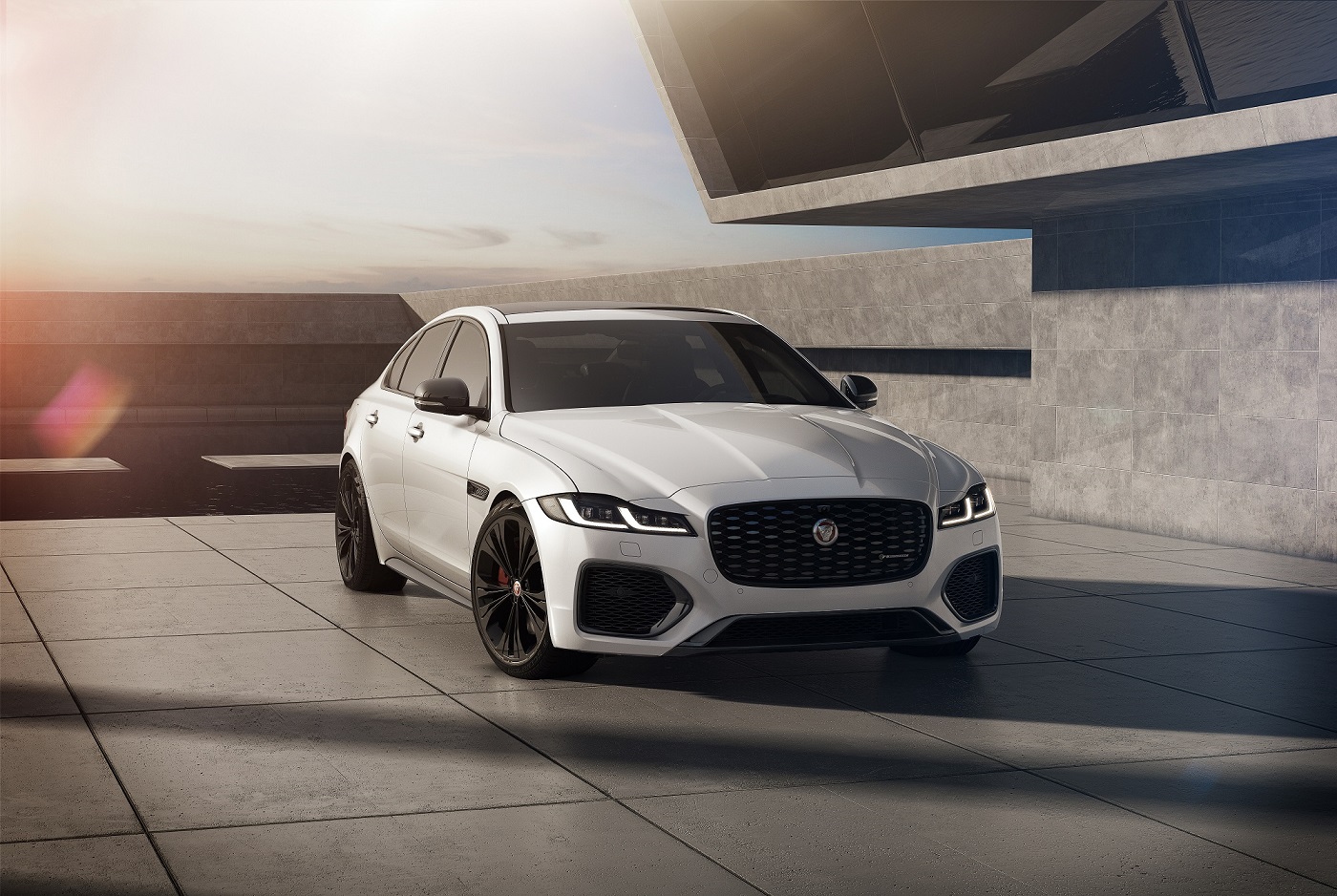 jag_xf_22my_02_r-dynamic_black_front_3-4_250821.jpg