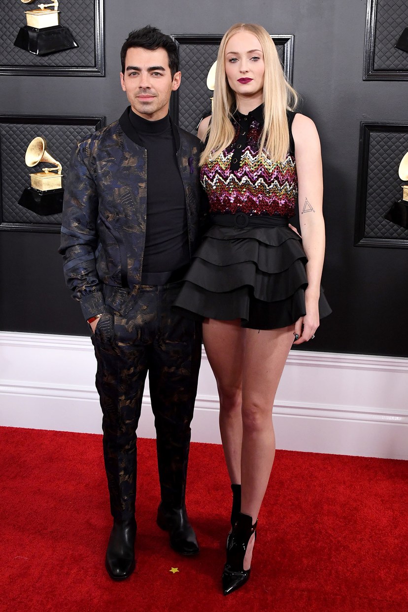 joe_jonas_in_ermenegildo_zegna_und_sophie_turner_in_louis_vuitton.jpg