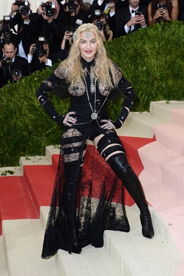 madonna_in_a_givenchy_haute_couture_by_riccardo_tisci_outfit.jpg