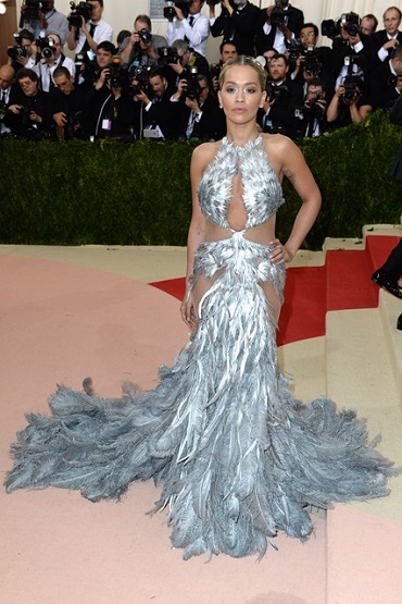 rita_ora_in_a_silver_feathered_gown_by_vera_wang.jpg