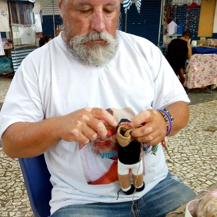 vitiligo-grandfather-knits-dolls-joao-stanganelli-junior-1-3-5d8088f166fb0_700.jpg