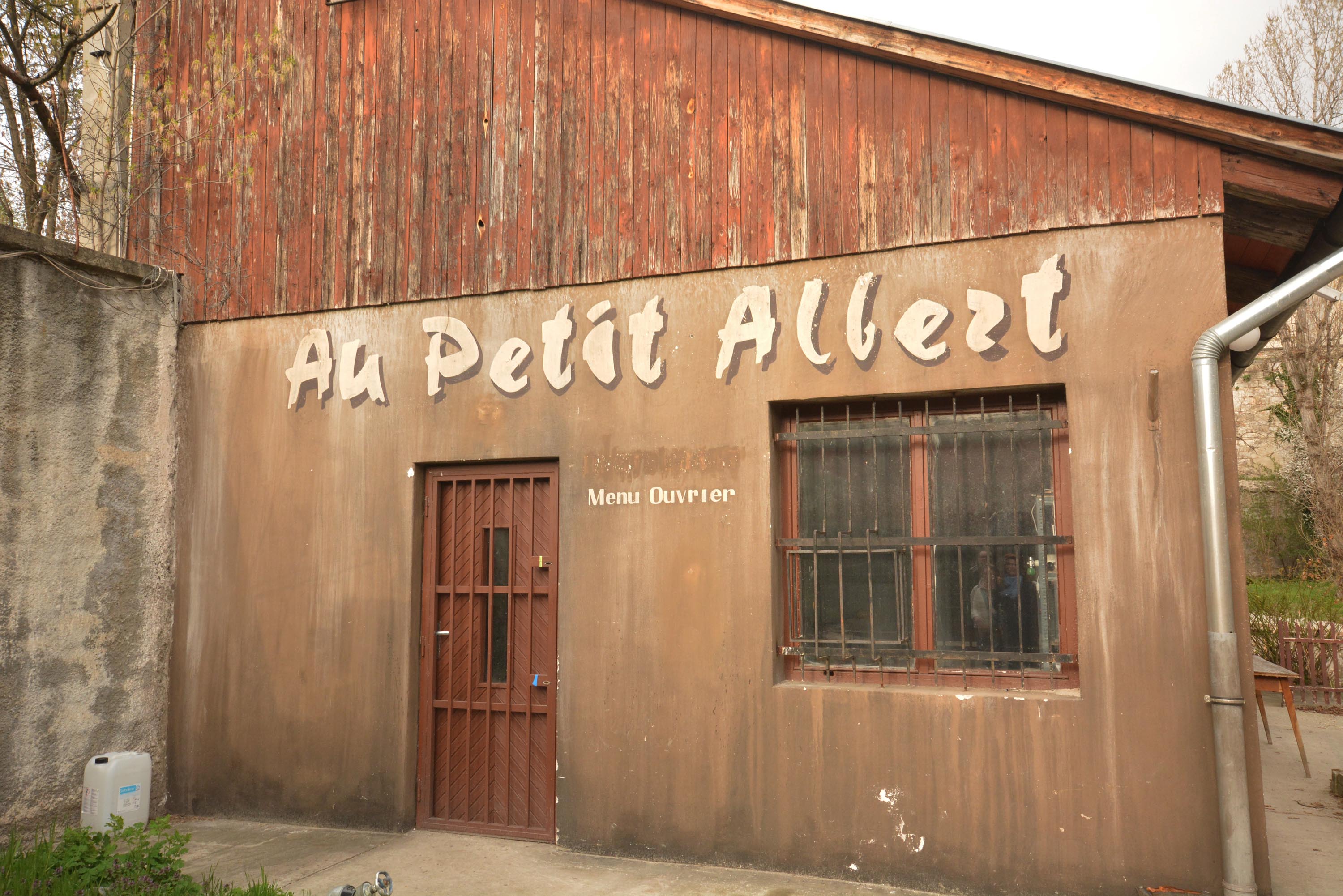 Maigret (Rowan Atkinson) is ebben a francia étteremben ebédelt!