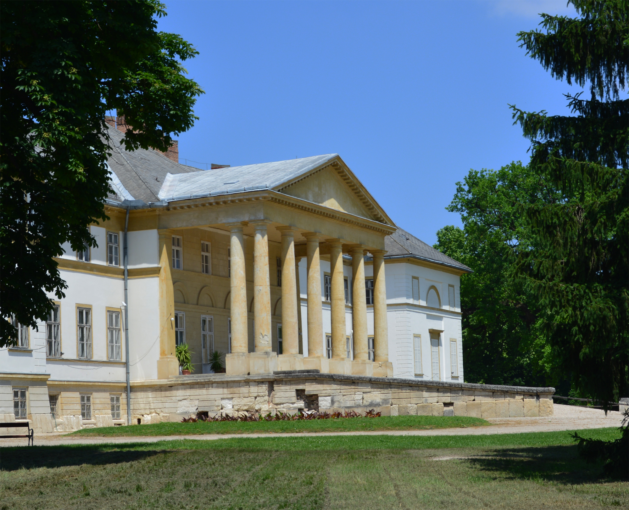 A klasszicista épületek kihagyhatatlan eleme az oszlopsor és a timpanon