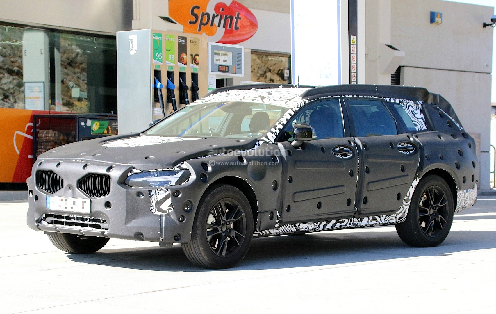 2017-volvo-v90-cross-country-spied-stands-high-off-the-ground-108105_1.jpg