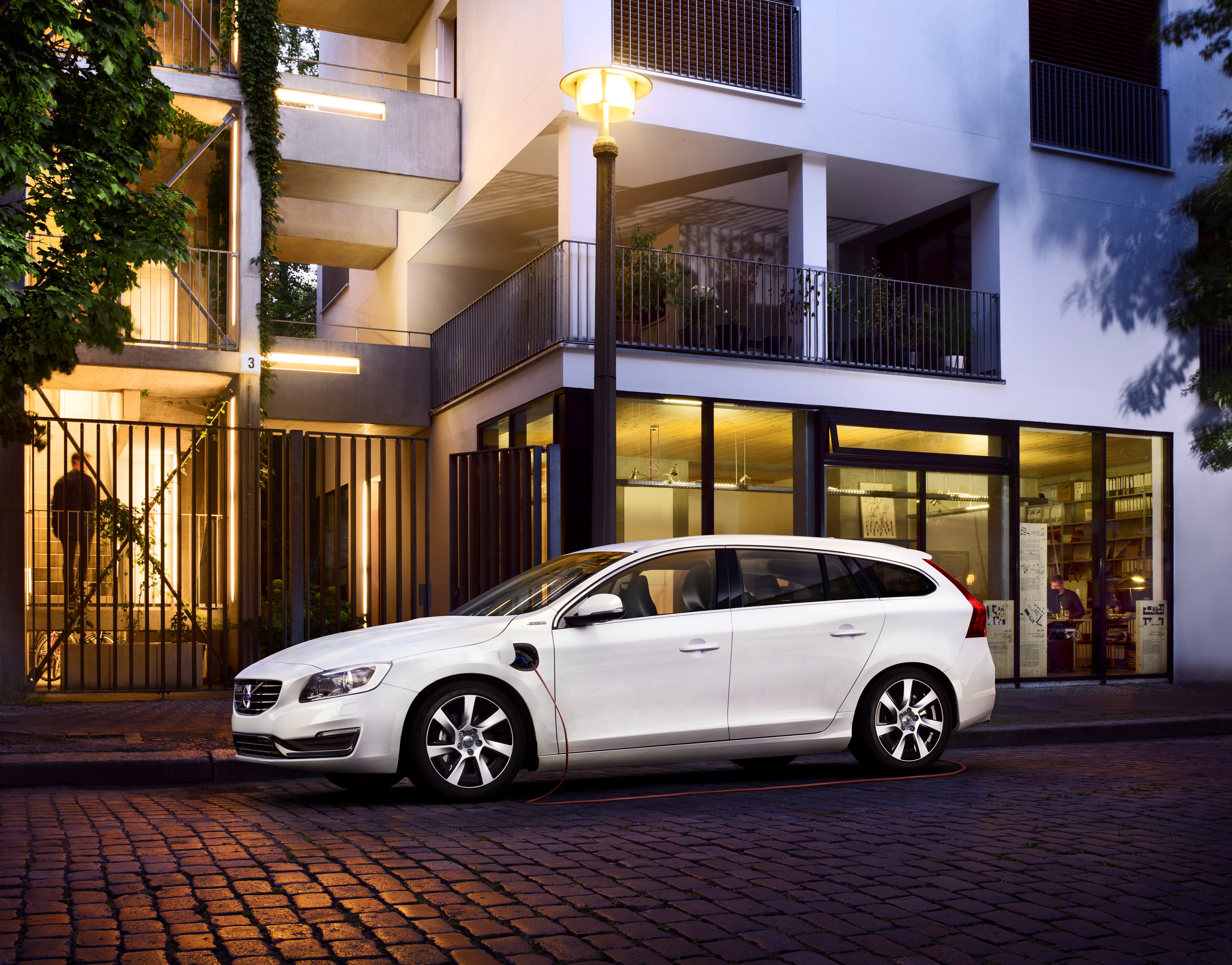 47866_volvo_v60_plug-in_hybrid.jpg