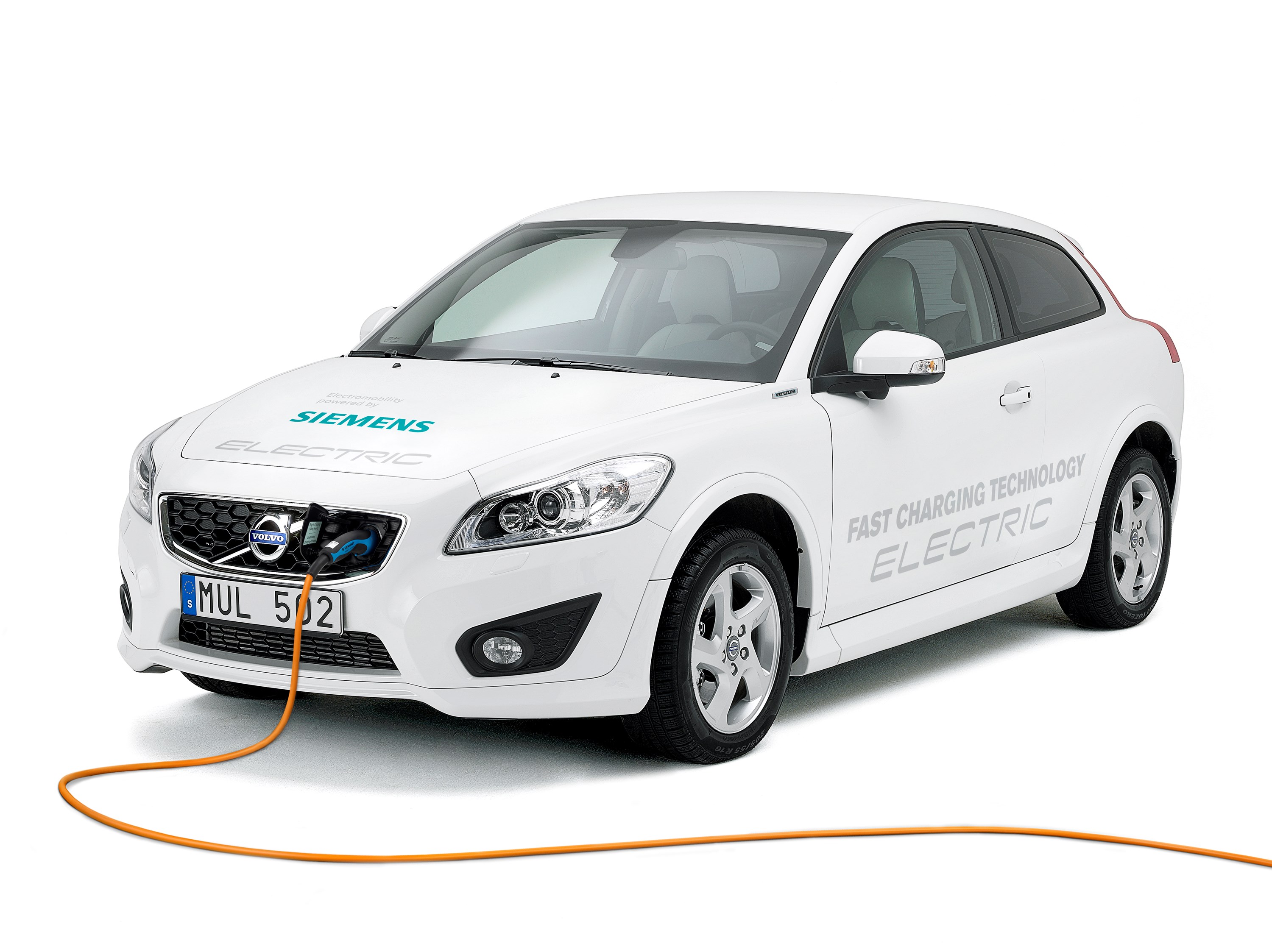 48736_volvo_c30_electric_generation_ii_front_charging_the_battery.jpg
