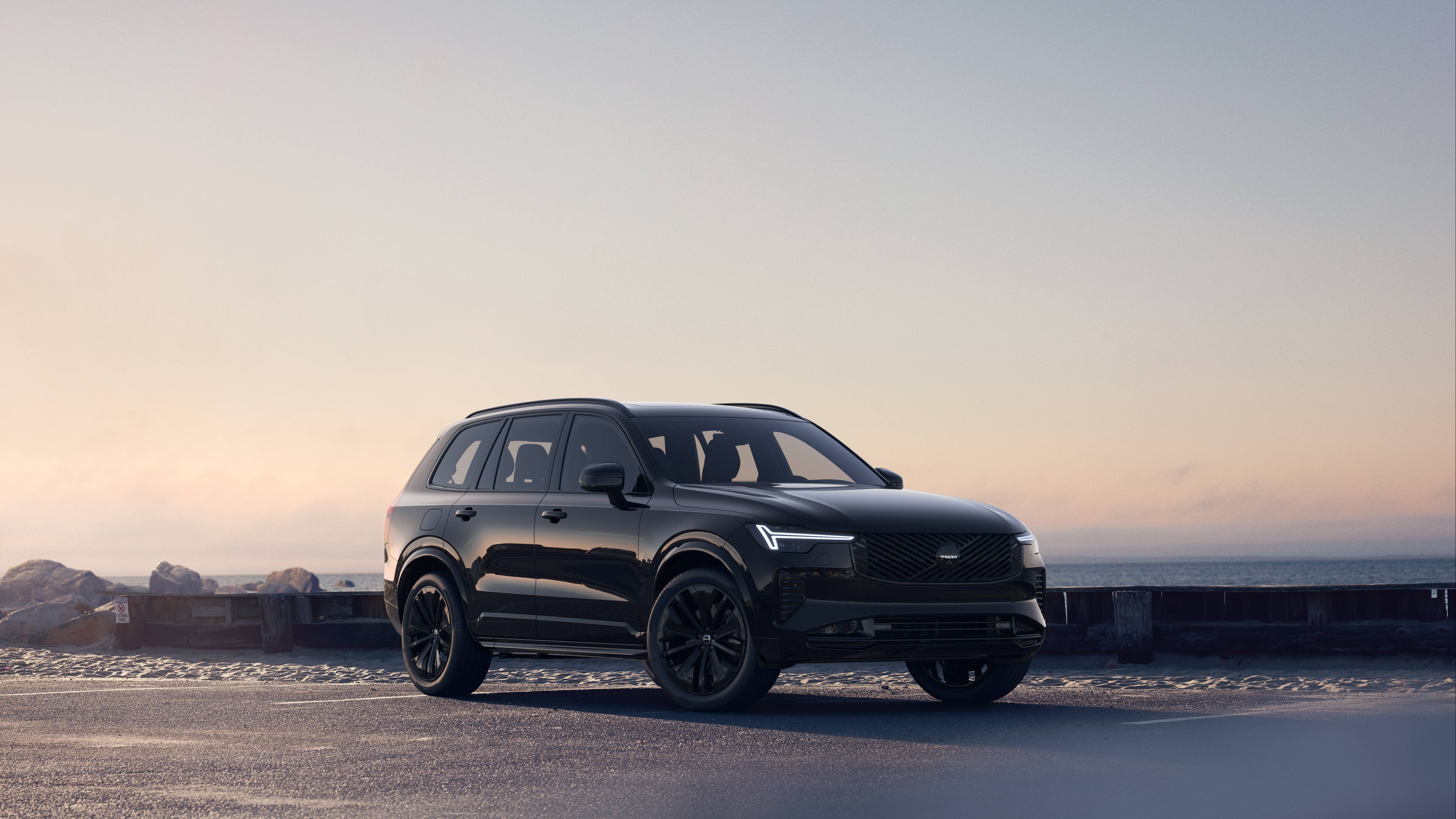 352769_volvo_xc90_black_edition_exterior.jpg