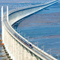 Kína átadta az első tengeröblöt is keresztező nagysebességű vasútvonalát