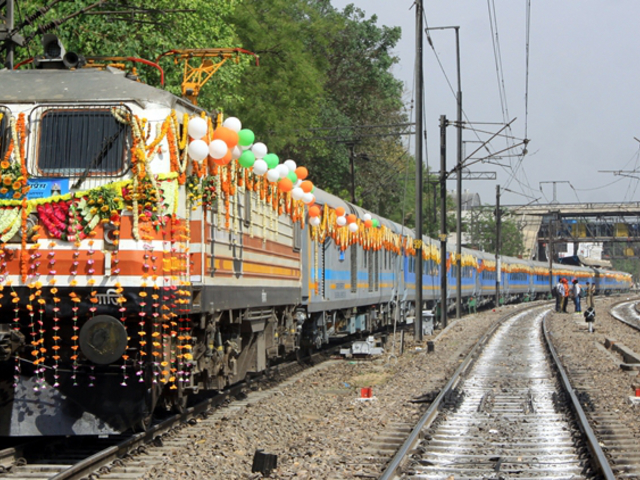 Nagysebesseggel Indiaban A Mumbai Ahmadabad Nagysebessegu Vasutvonal Vonattal Termeszetesen