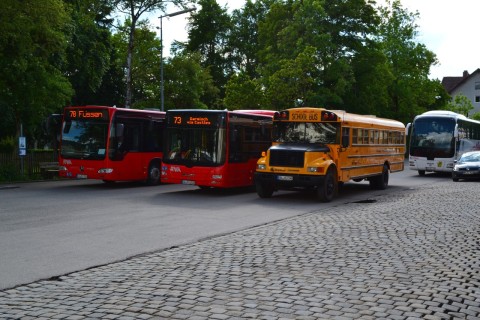 füssen állomás parkoló amerikai iskolabusz