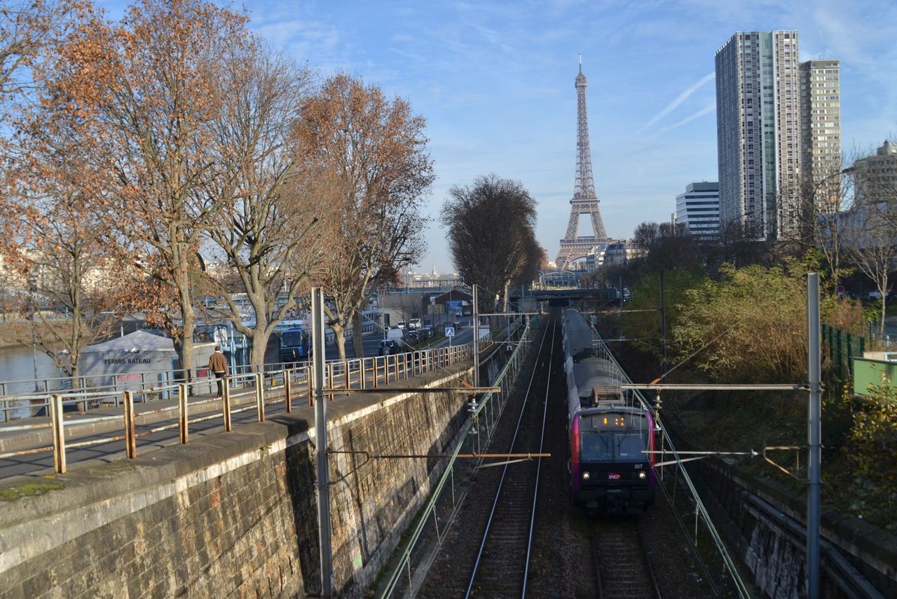 Javel RER állomás, Szajna, Eiffel-torony