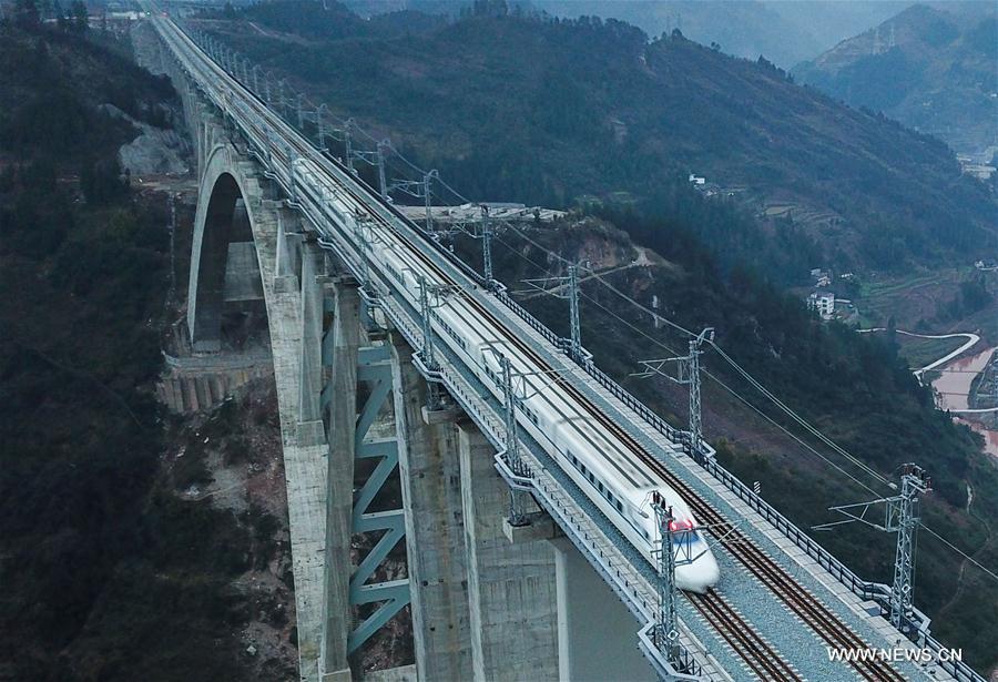 Elkészült a Csungking-Kujjang közötti nagysebességű vasútvonal - Vonattal?  Természetesen!