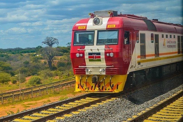 640px-kenya_railways_df8b_locomotive_on_the_new_sgr_line_06-06-2017.jpg