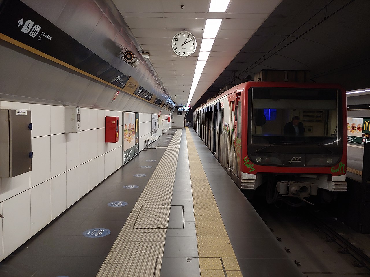 l_elettrotreno_m_88-01_denominato_norma_in_sosta_alla_fermata_stesicoro.jpg