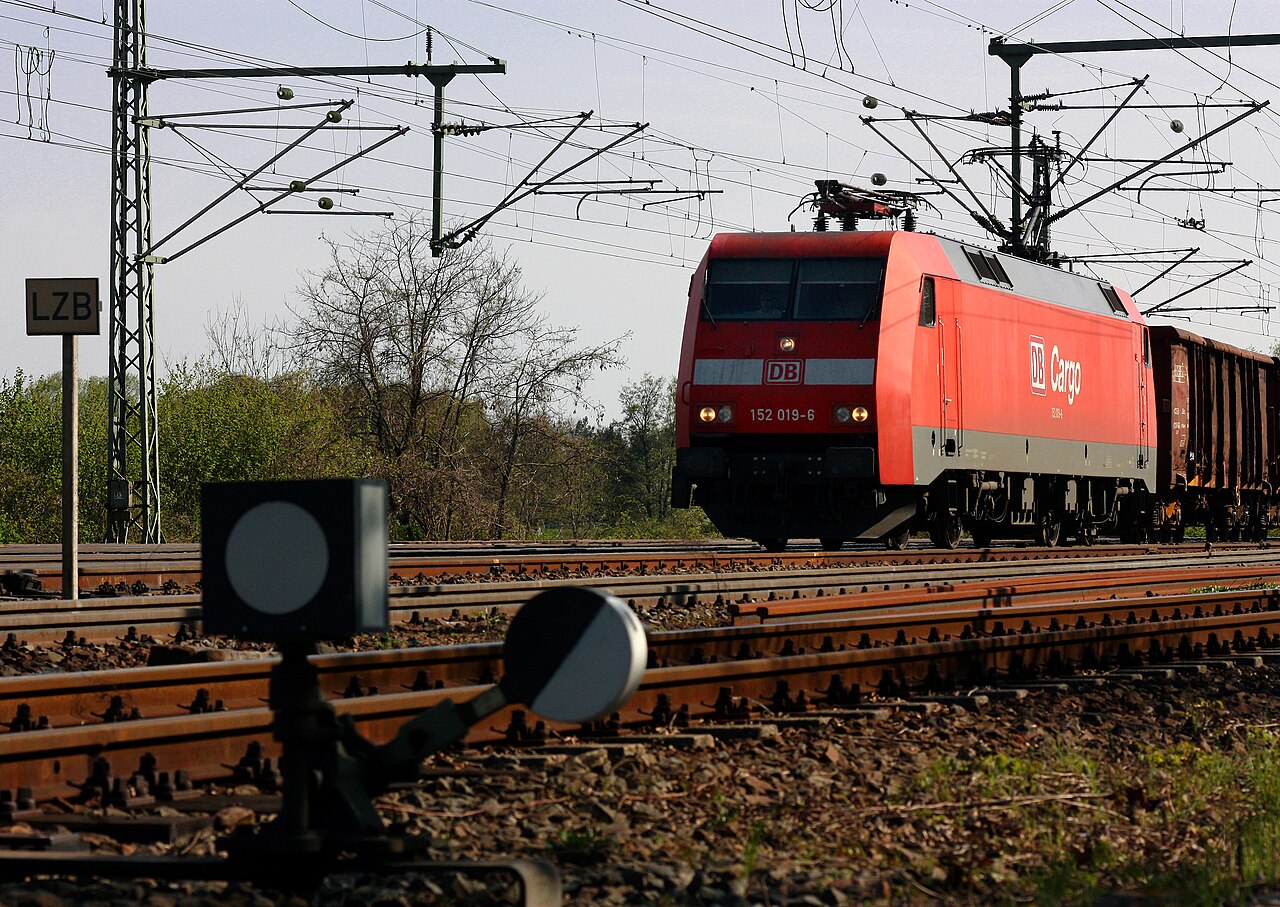 152_019_mit_guterzug_im_bahnhof_gro_gerau-dornberg.jpg