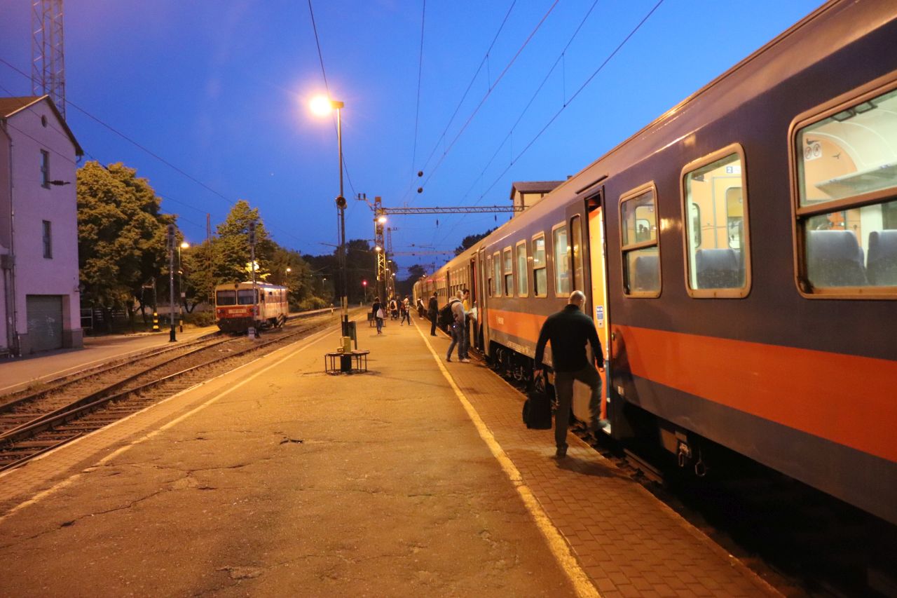Kecskemét, 2025, posta bhv, hajnal, személyvonat