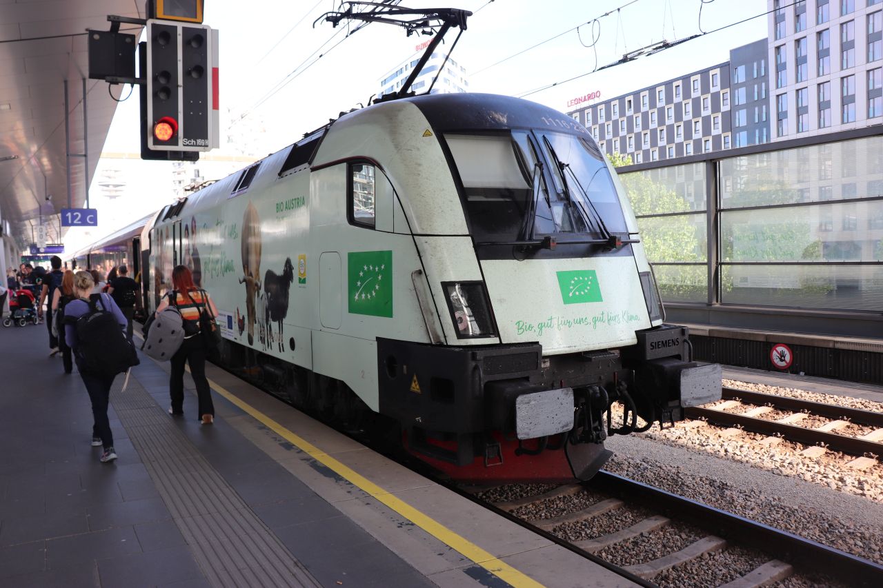 Bécs, 2025, wien hauptbahnhof, railjet