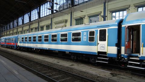 MÁV Nyugati pályaudvar felújított gyorsvonati kocsi