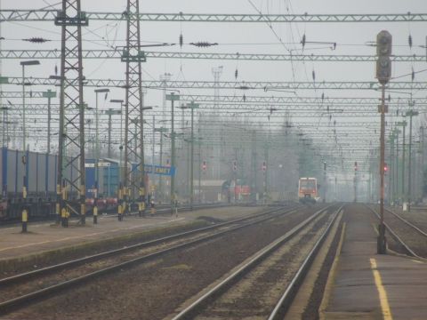 Kecskemét vasútállomás a Mercedes-gyár tehervonatával