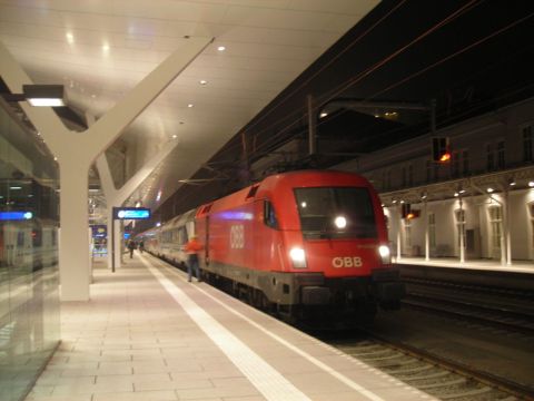 A Salzburgi Főpályaudvarra egy EC vonat érkezik, élén egy ÖBB 1116-os villamosmozdonnyal