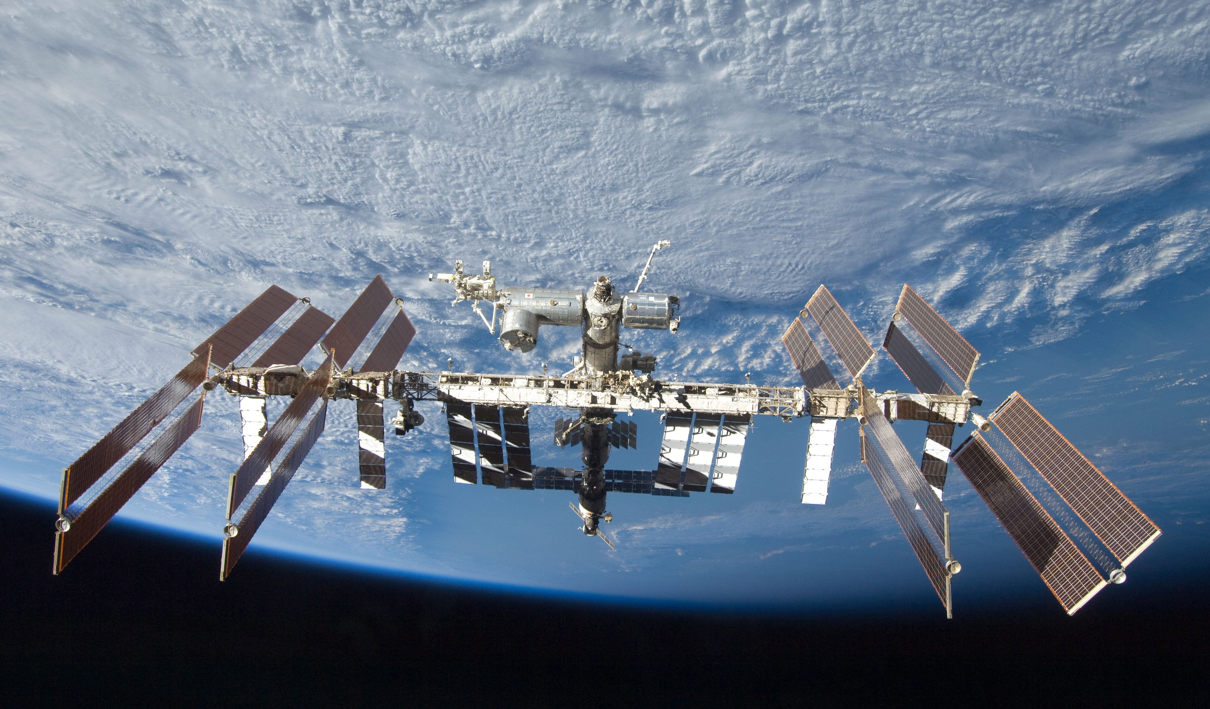 ISS_crew_ISS_2009.jpg