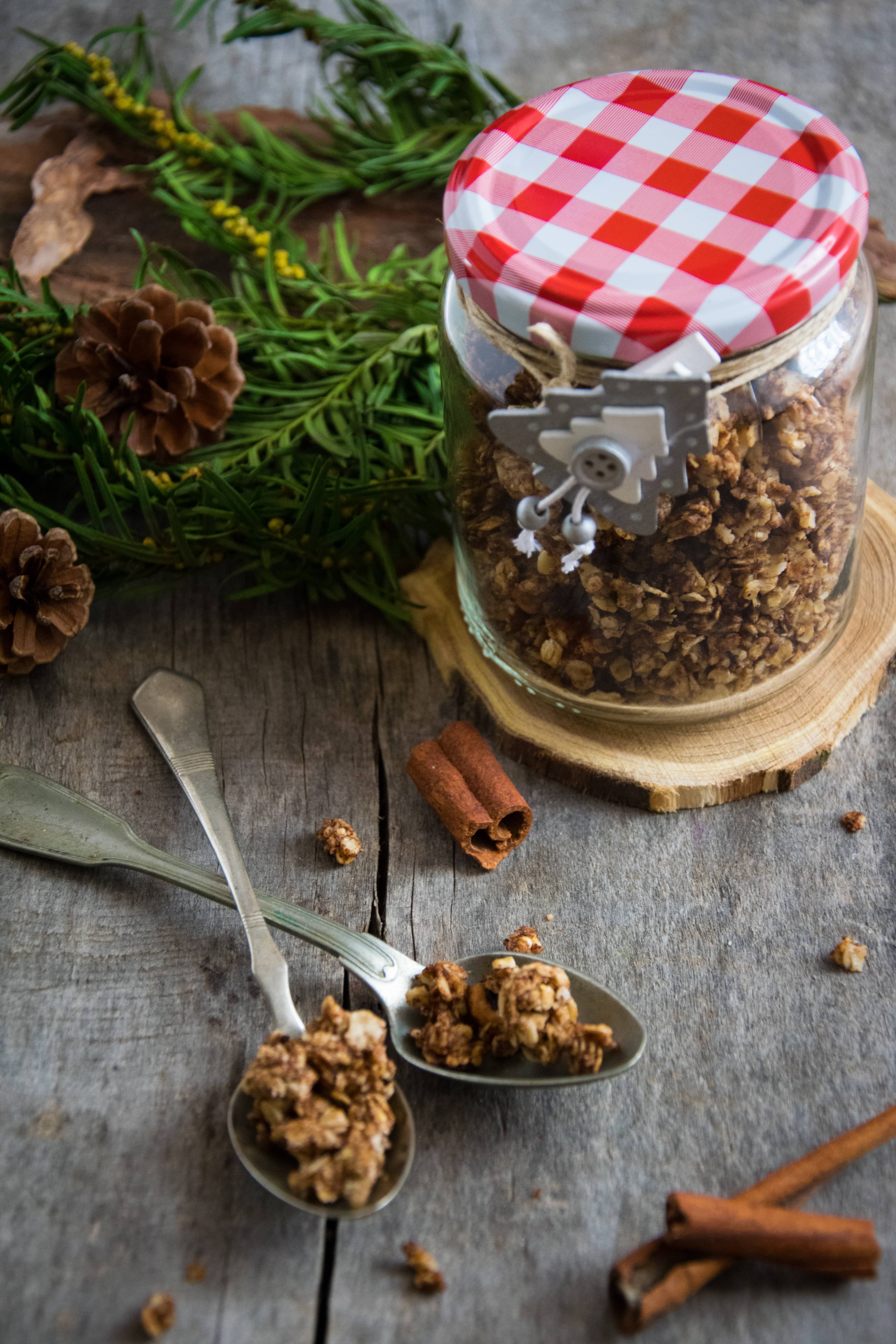 Cukormentes fahéjas granola