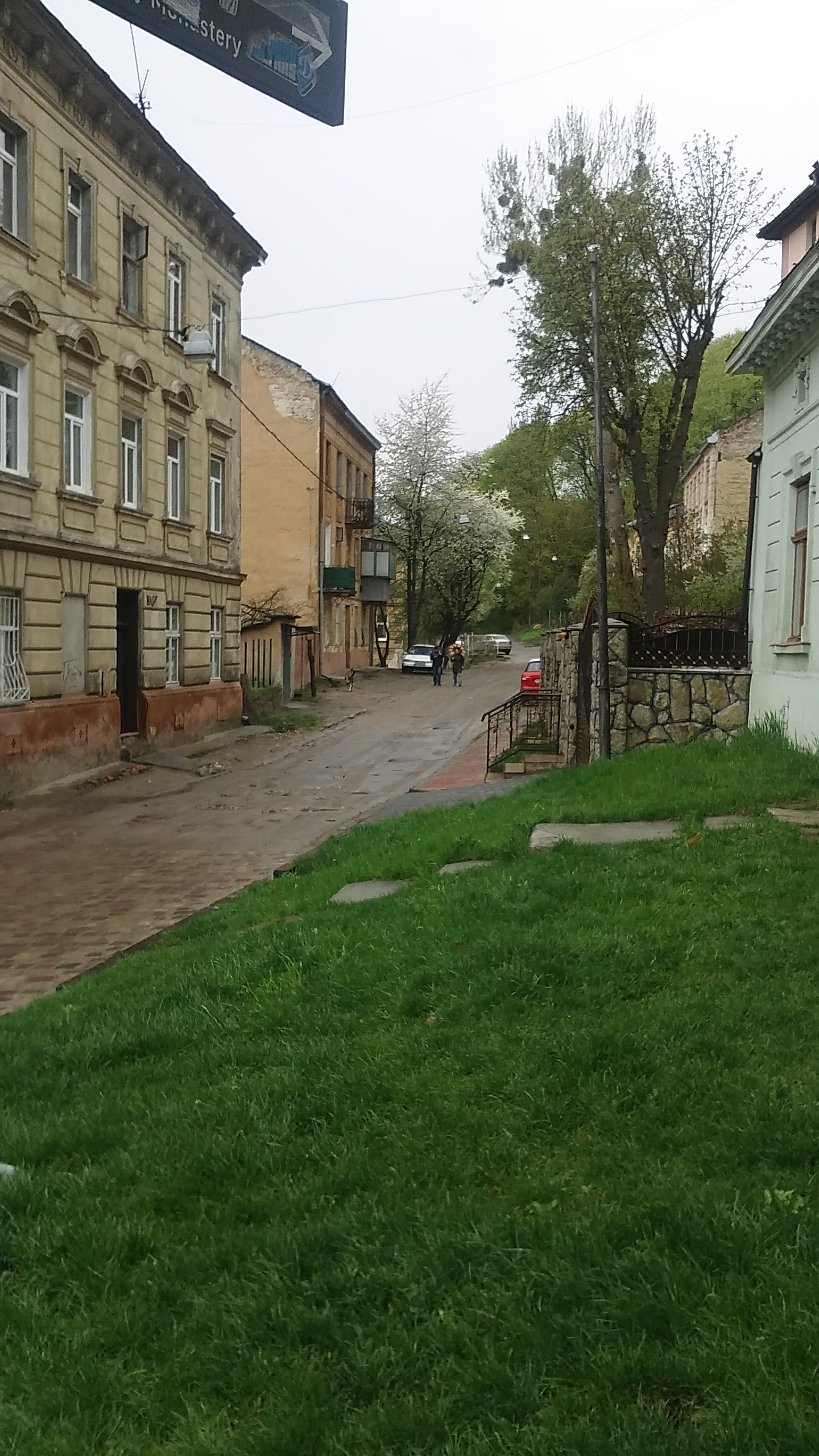 Utca Lviv külvárosában. A macskakő itt már véget ér.