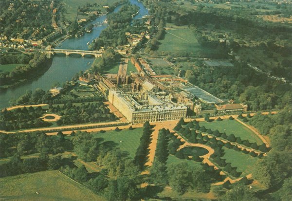 Hampton Court Palace_1.jpg