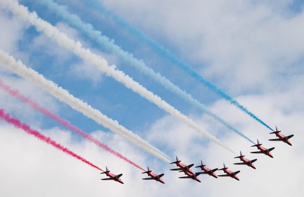 Red Arrows 02 bl.jpg