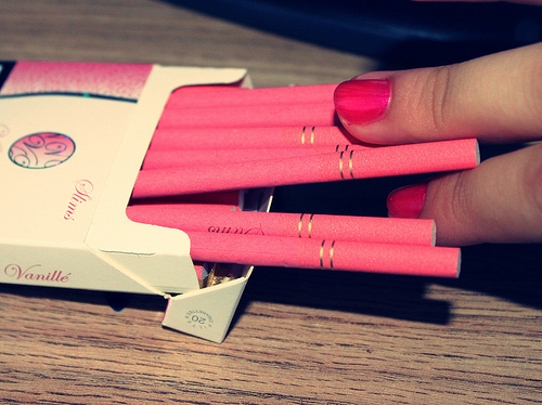 cigarette-cigarettes-fancy-nail-polish-pink-Favim.jpg