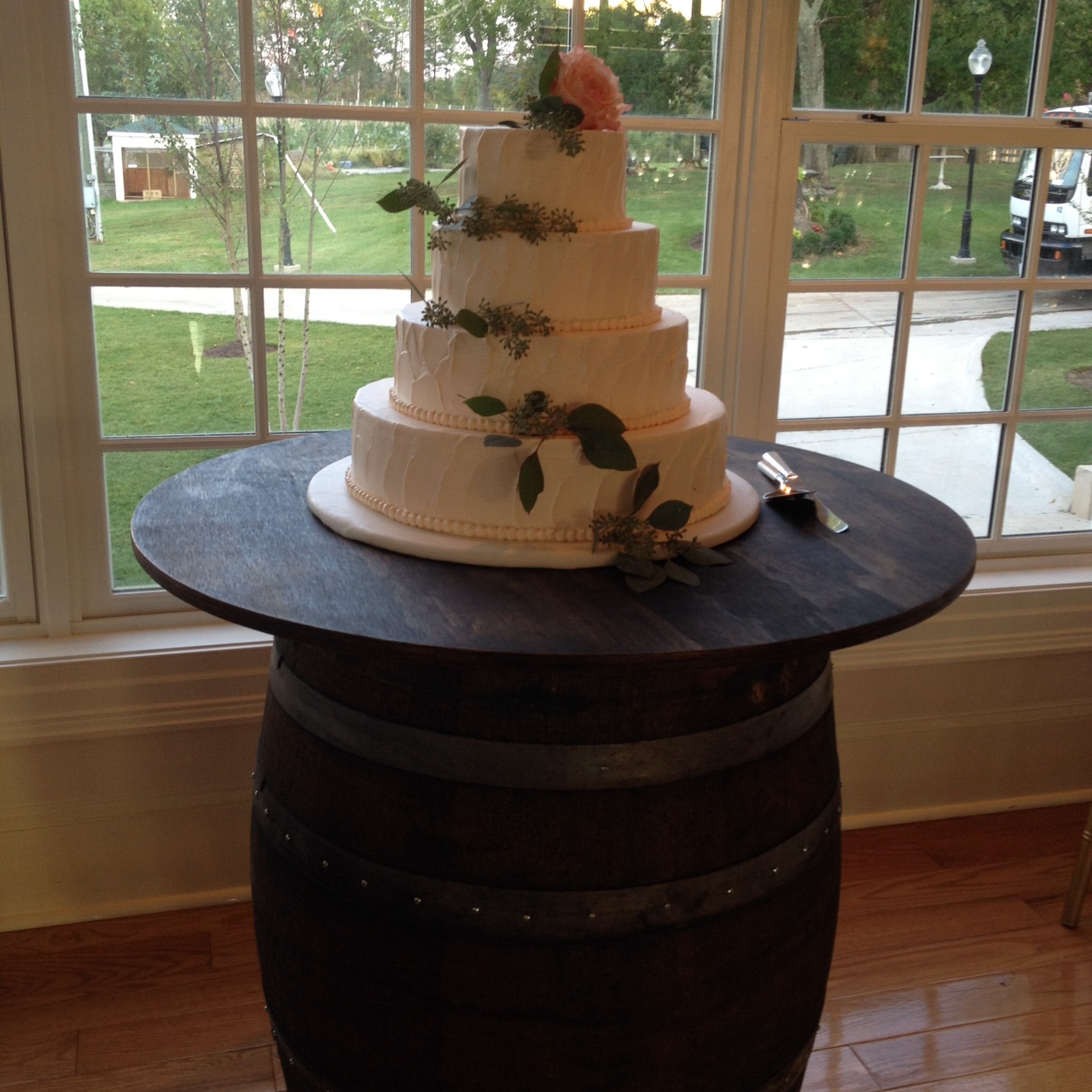 2013-wedding-trends-wine-barrels-cakes-elegance-and-simplicity-roses-morais-vineyards-dc-weddings.jpeg