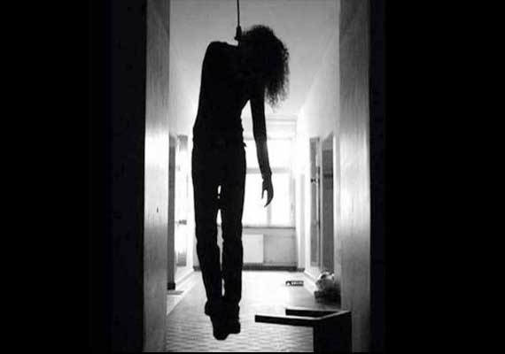 woman-hangs-sel6426.jpg