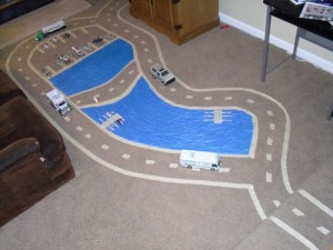 Giga autópálya szigszalagból vagy dekortapaszból<br />Forrás: http://www.themotherhuddle.com/masking-tape-race-track/<br />