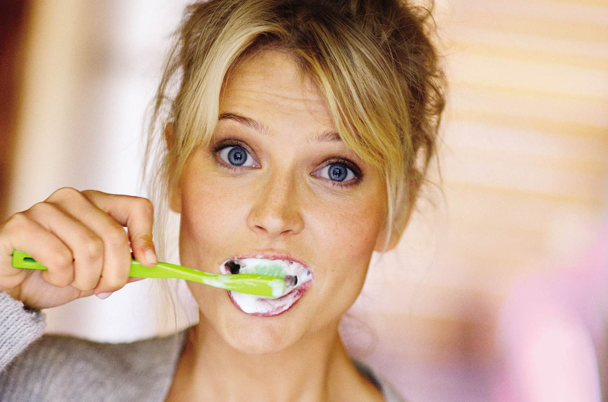 emergency-beauty-hacks-brush-teeth.jpg
