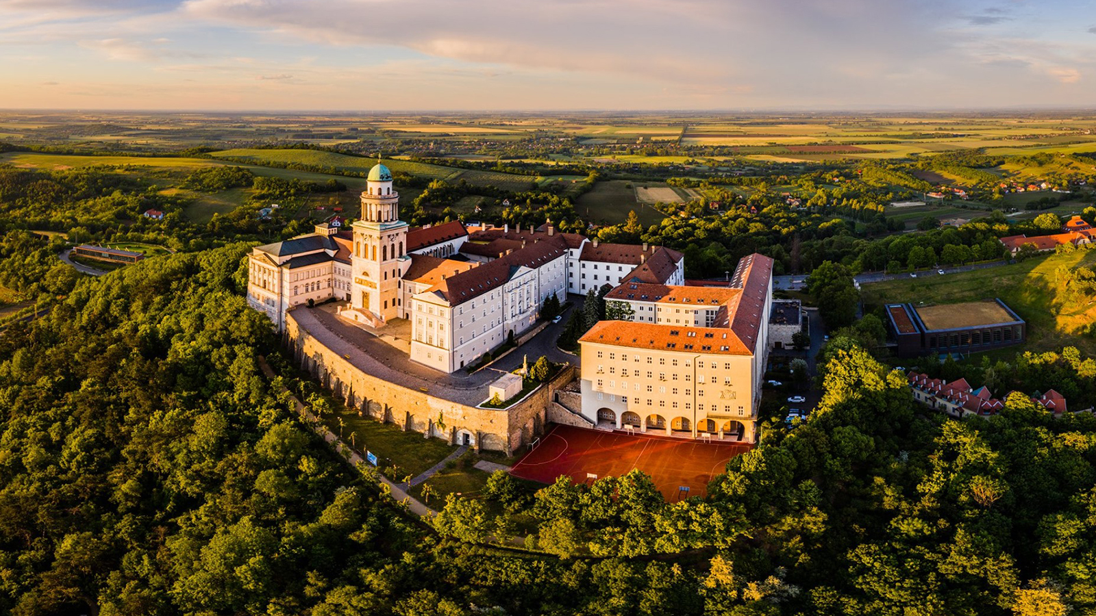 pannonhalmi-foapatsag-naplemente-2020majus-csodalatosmagyarorszag-dronfoto-peter-leyer.jpg