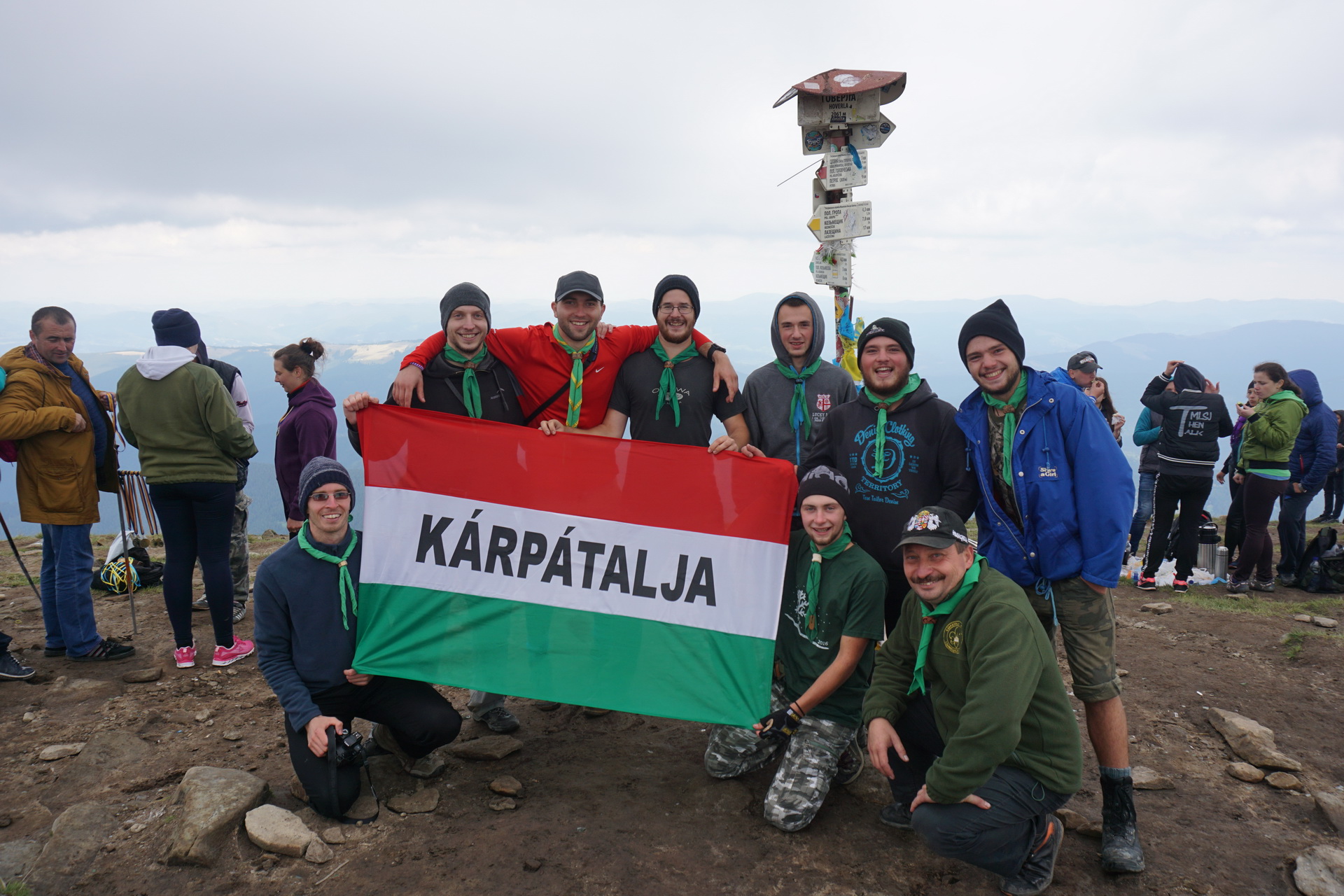 Csoportkép Kárpátalja tetején (Hóvár/Hoverla, 2061m)