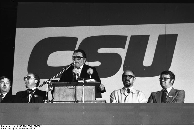 bundesarchiv_b_145_bild-f049272-0002_mu_nchen_csu-bundestagswahlkampf_strau.jpg