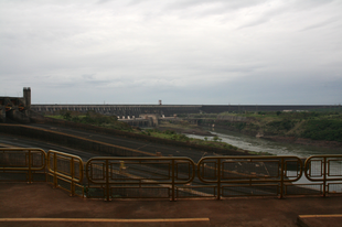 Itaipú Binacional: betontűsarok a tájban. Kóborlások Latin-Amerikában