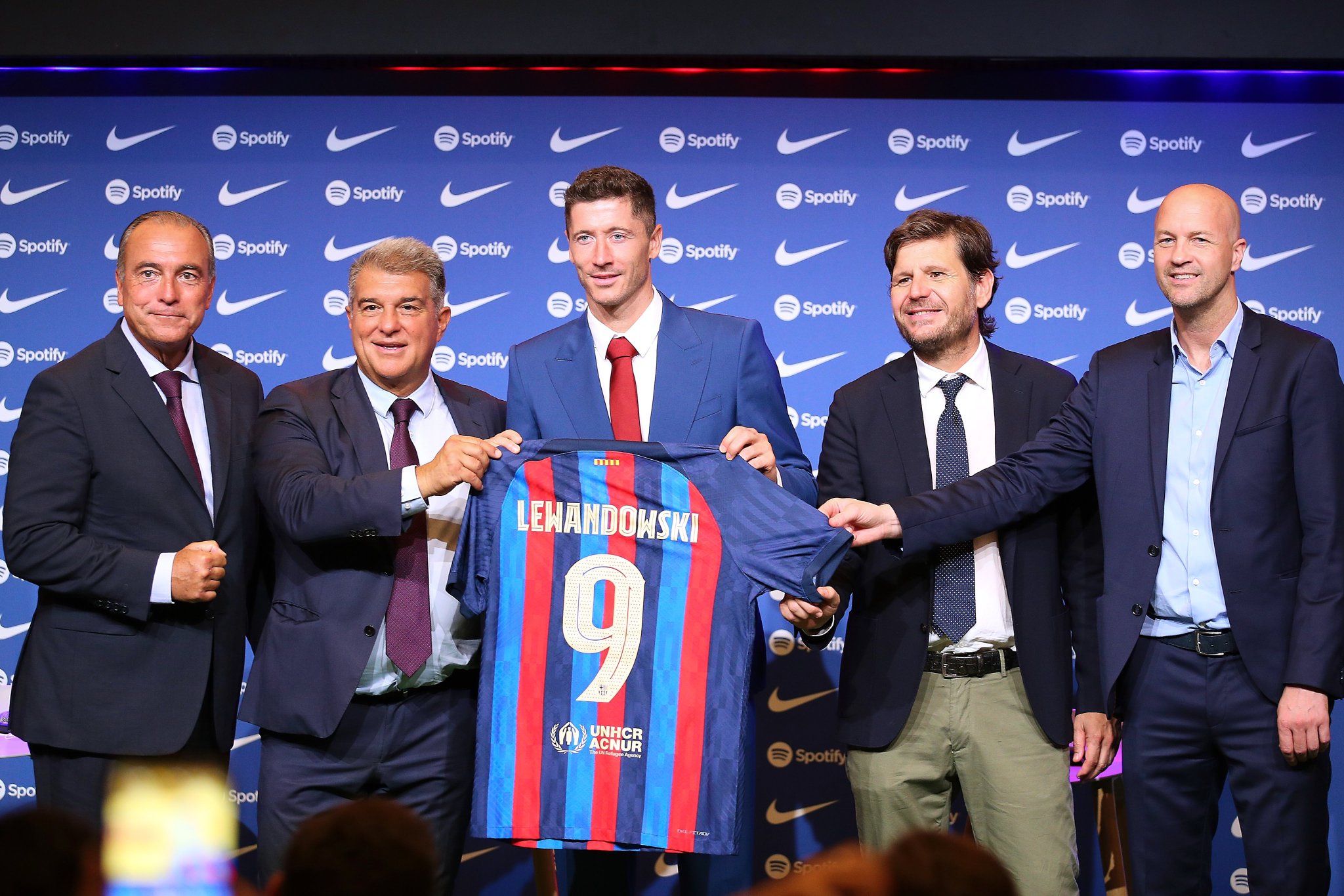 robert-lewandowski-joan-laporta.jpg