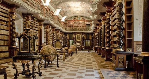 baroque_library_hall_in_clementinum_which_originally_belonged_to_the_university_today_part_of_czech_national_library.jpg