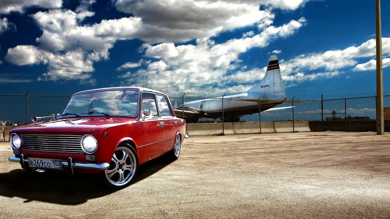 old_cars_lada_2101_vaz_skies_russian_1366x768_30732.jpg