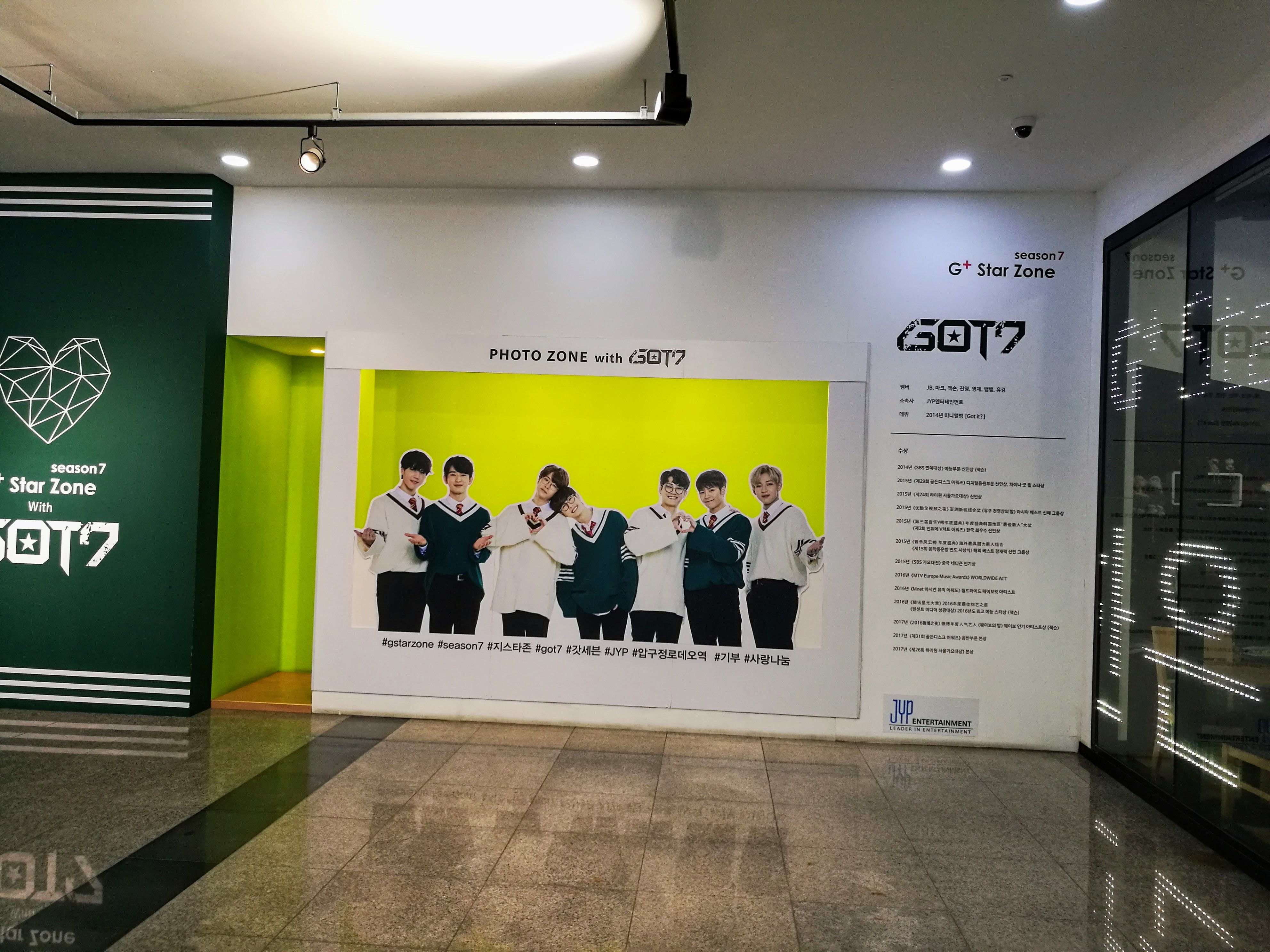 GOT7 fotófal egy metróállomáson