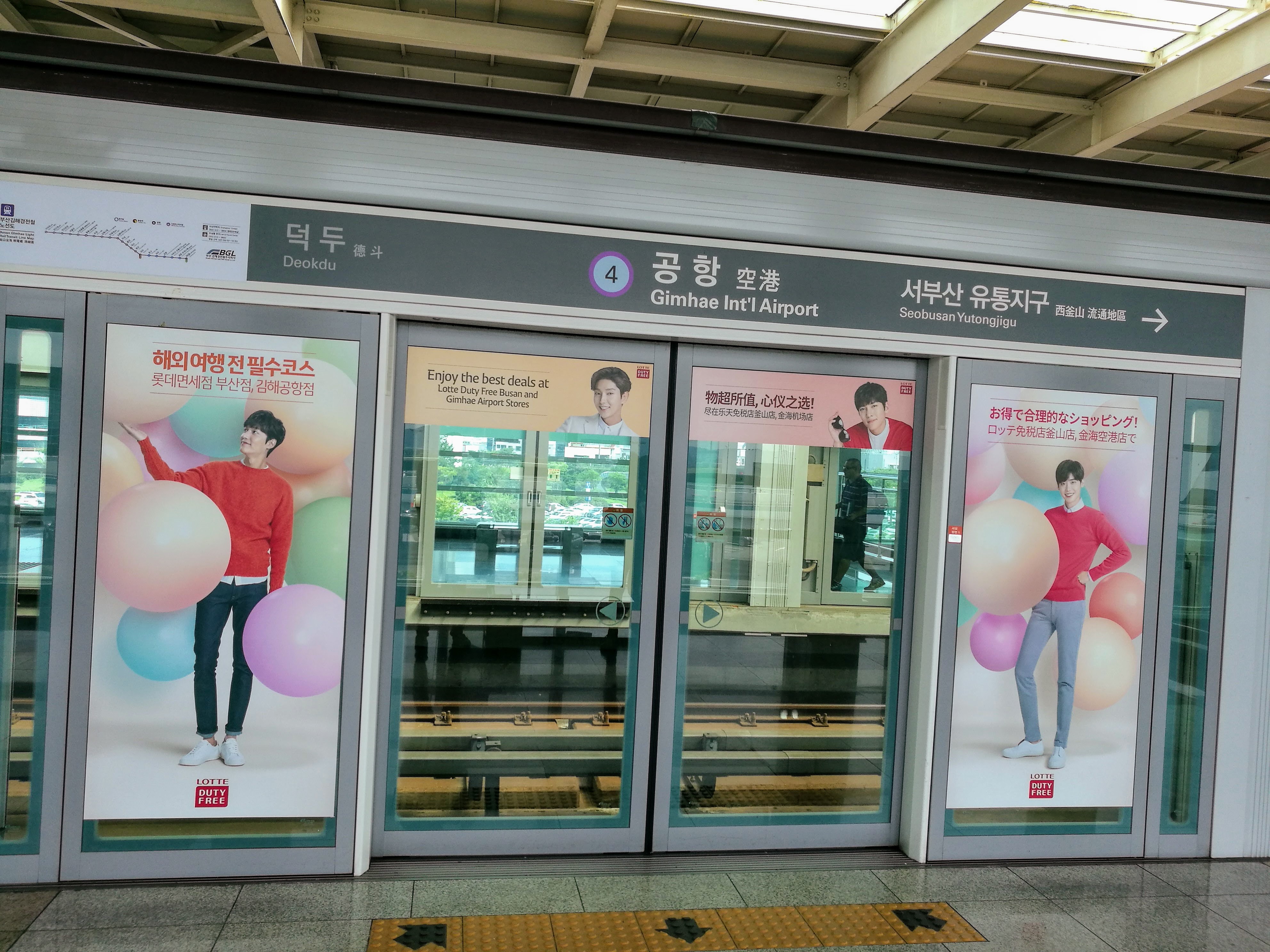 Ez már a puszani metró állomása a Kimhe nemzetközi repülőtérnél. Mindenütt mindenütt sztárokkal kiplakátolva.
