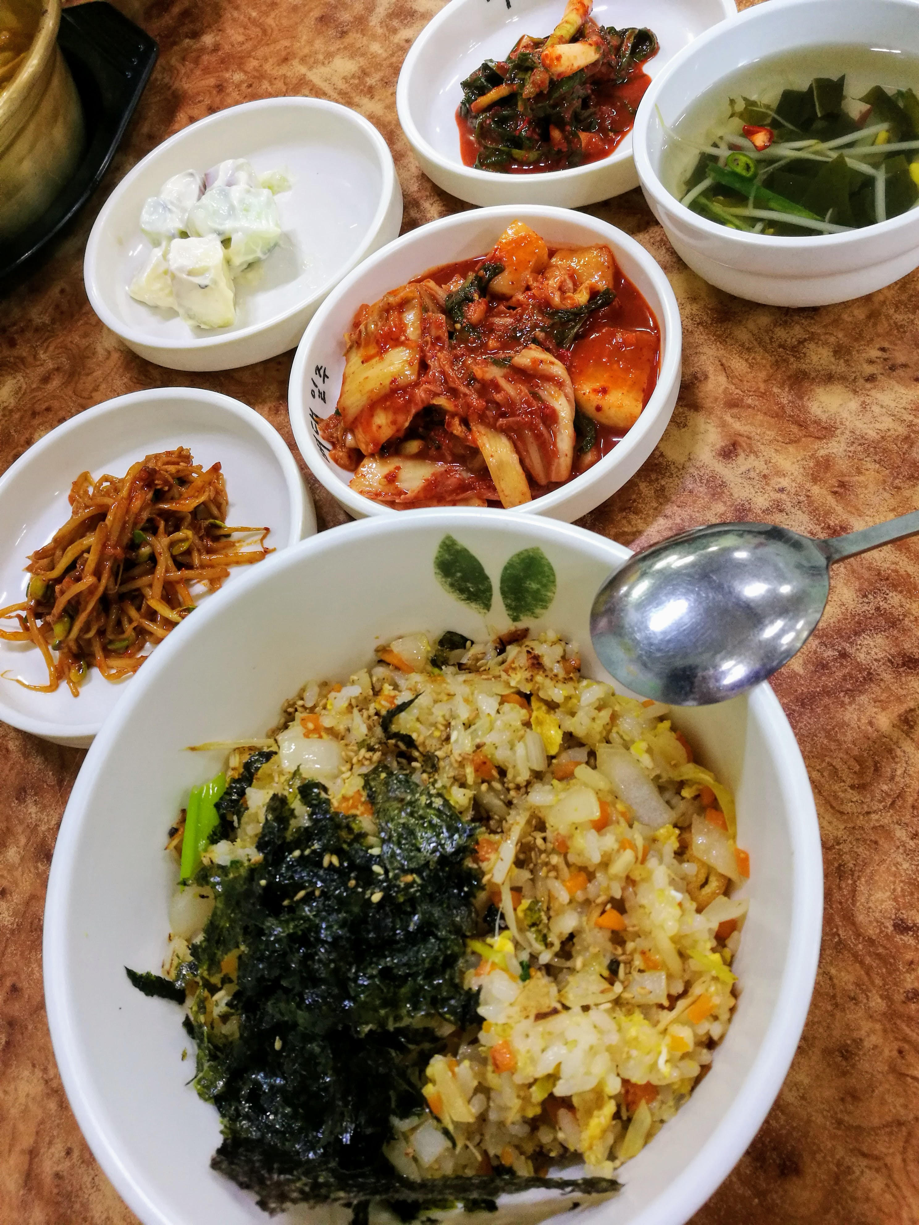 zöldséges pirított rizs (pokkumbap) és az elmaradhatatlan pancshanok