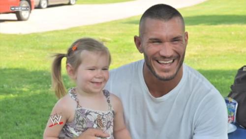 Randy Orton és a kislánya.jpg